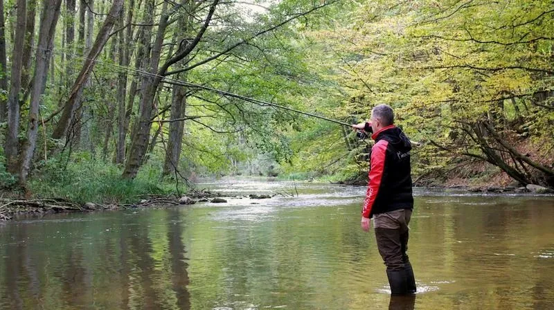 Jak skutecznie łowić ryby w rzece: praktyczne porady dla każdego wędkarza