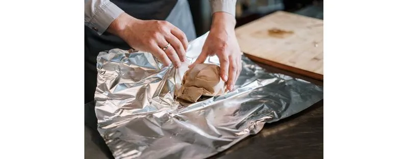 Perfekcyjny przepis: jak usmażyć rybę w folii aluminiowej i zachwycić smakiem