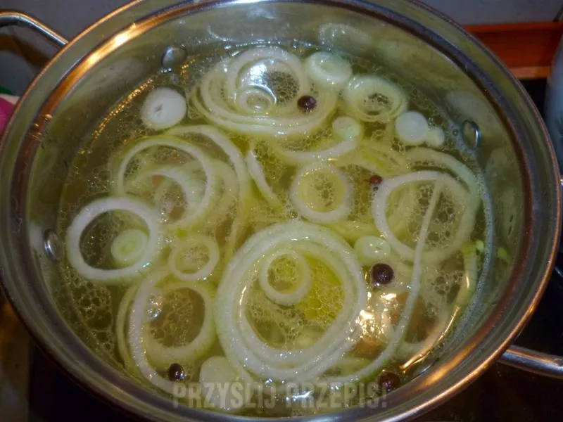 Sekrety idealnej zalewy octowej do ryb – jak ją przygotować?