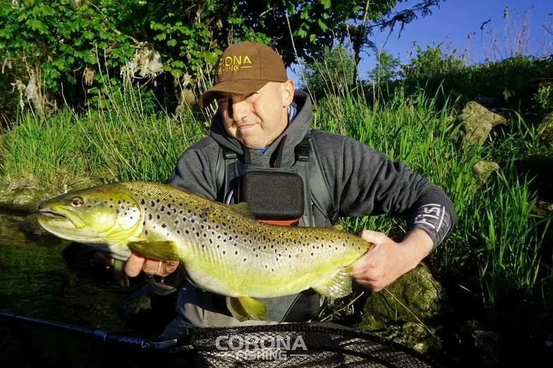 Sekrety skutecznego łowienia pstrągów w jeziorze, które musisz znać