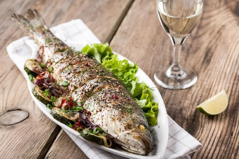 Czerwone wino z pstrągiem